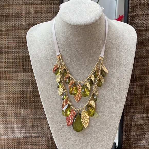 New✨ - Layered Green & Gold Statement Necklace - Picture 8 of 15